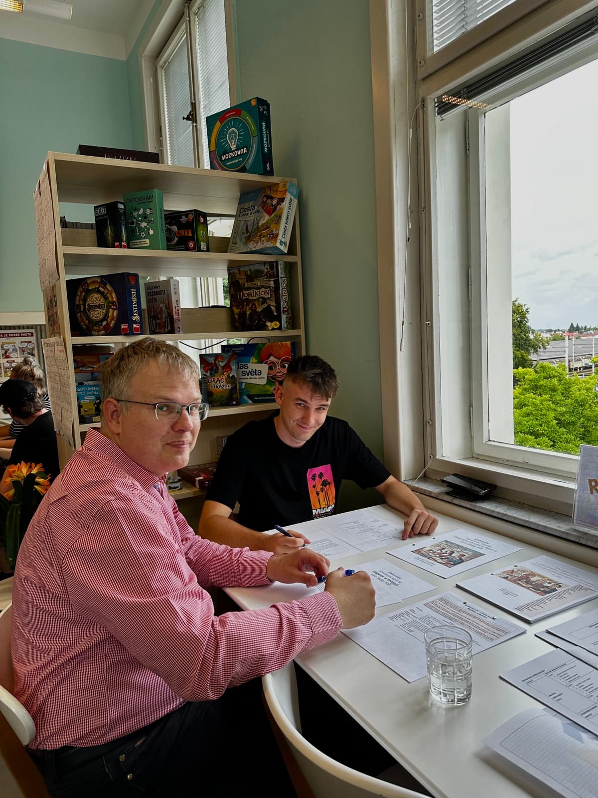 Gabriel Juchelka při konzultaci v knihovně Petra Bezruče